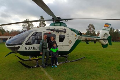Agentes de la Guardia Civil con el niño premiado.
