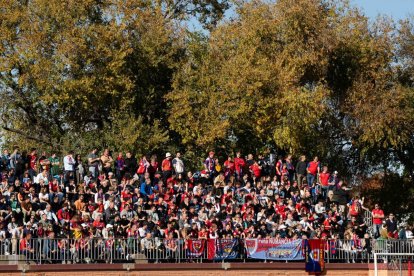 Numerosos aficionados del Numancia se desplazaron hasta tierras madrileñas aprovechando el buen tiempo y el cómodo horario matutino.