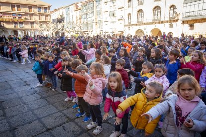 El día de los derechos de la infancia se celebra con una acción solidaria