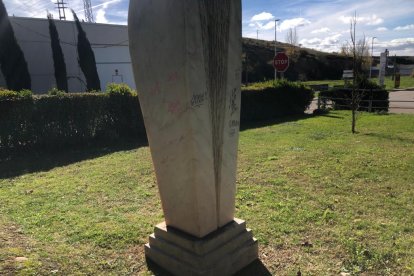 Una de las esculturas vandalizada en Almazán.