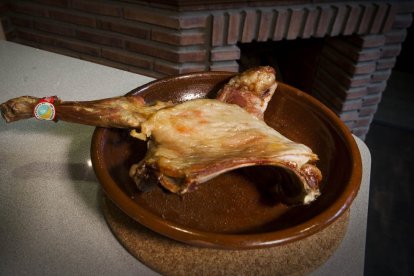 Imagen de lechazo con el sello Tierra de Sabor.