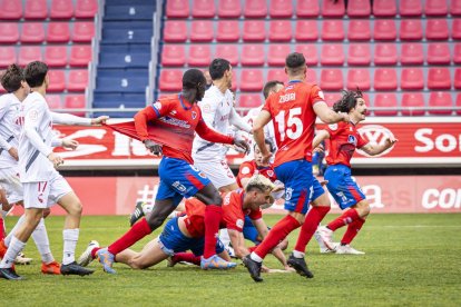 Los Pajaritos vuelven a sonreir con el CD Numancia