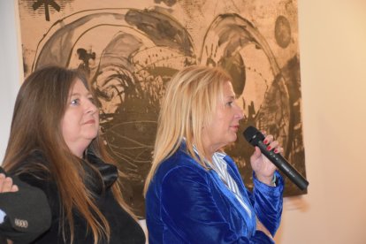 Gloria Rubio y Yolanda de Gregorio en la apertura de la muestra.