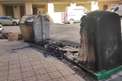 El incendio destruyó completamente dos contenedores y dejó inservible el 'iglú' de reciclaje de vidrio.