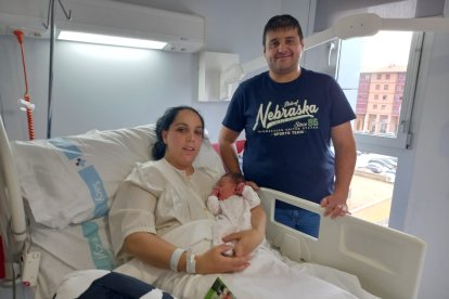 Daniel 'posa' junto a sus padres en el hospital Santa Bárbara.