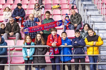 Comunión por reyes entre el equipo y la afición más joven