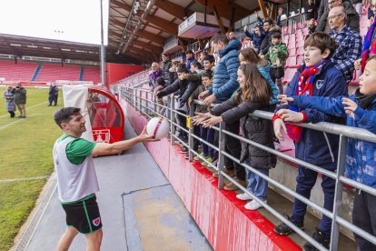 Comunión por reyes entre el equipo y la afición más joven