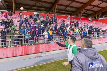 Comunión por reyes entre el equipo y la afición más joven