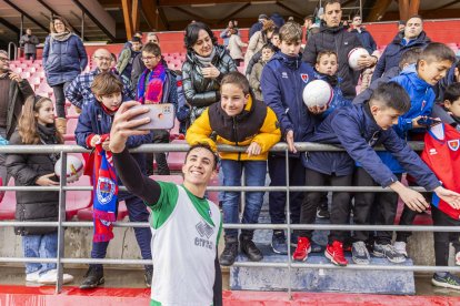 Comunión por reyes entre el equipo y la afición más joven