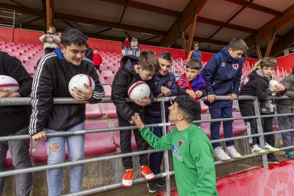 Comunión por reyes entre el equipo y la afición más joven