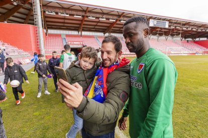 Comunión por reyes entre el equipo y la afición más joven