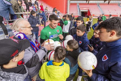 Comunión por reyes entre el equipo y la afición más joven