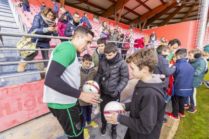 Comunión por reyes entre el equipo y la afición más joven