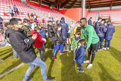 Comunión por reyes entre el equipo y la afición más joven