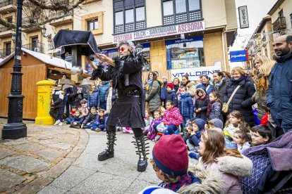 Actuación del mago Barón en la Plaza de las mujeres