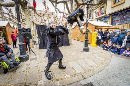 Actuación del mago Barón en la Plaza de las mujeres