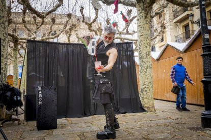 Actuación del mago Barón en la Plaza de las mujeres