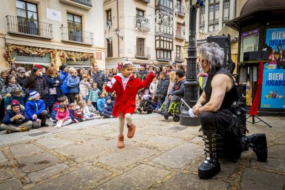 Actuación del mago Barón en la Plaza de las mujeres