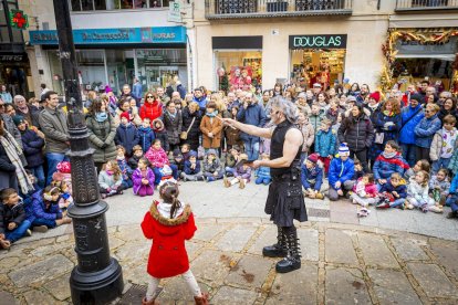 Actuación del mago Barón en la Plaza de las mujeres