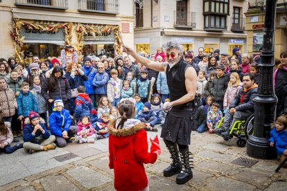 Actuación del mago Barón en la Plaza de las mujeres