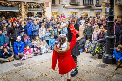 Actuación del mago Barón en la Plaza de las mujeres