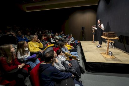 Actuación de Lore Lavand, de Fivem en los Cines Mercado