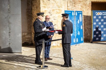 Homenaje a la Policía Nacional con el izado de bandera en su 200 aniversario.