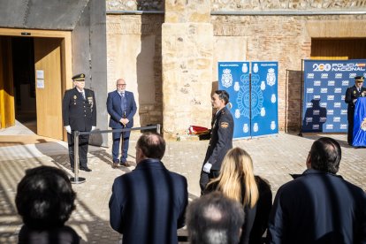 Homenaje a la Policía Nacional con el izado de bandera en su 200 aniversario.
