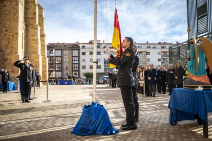 Homenaje a la Policía Nacional con el izado de bandera en su 200 aniversario.