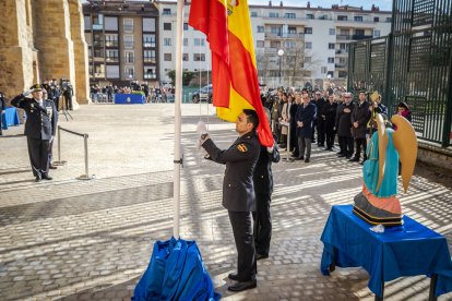 Homenaje a la Policía Nacional con el izado de bandera en su 200 aniversario.