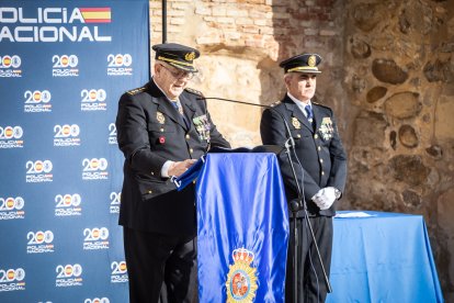 Homenaje a la Policía Nacional con el izado de bandera en su 200 aniversario.