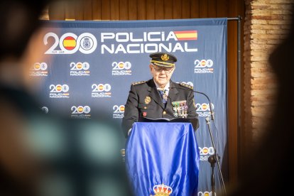 Homenaje a la Policía Nacional con el izado de bandera en su 200 aniversario.