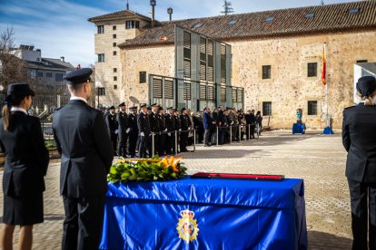 Homenaje a la Policía Nacional con el izado de bandera en su 200 aniversario.