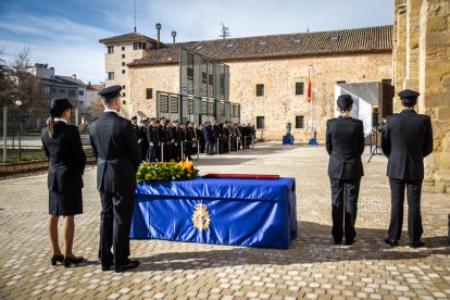 Homenaje a la Policía Nacional con el izado de bandera en su 200 aniversario.
