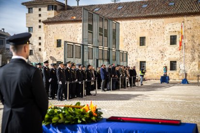 Homenaje a la Policía Nacional con el izado de bandera en su 200 aniversario.