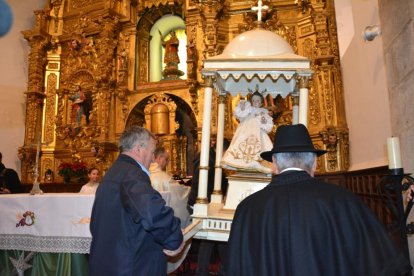 Navaleno baila un año más al Niño Jesús.