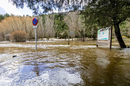 Las aguas se salen de su cauce en la zona del Cañón del río Lobos