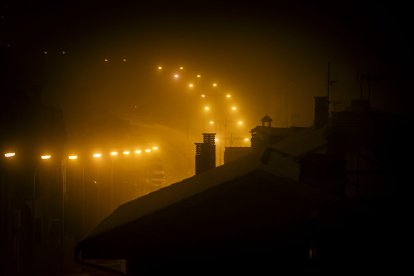 Los restos de nieve y la niebla coincidieron en la noche capitalina