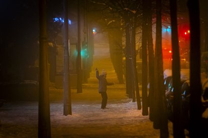 Los restos de nieve y la niebla coincidieron en la noche capitalina