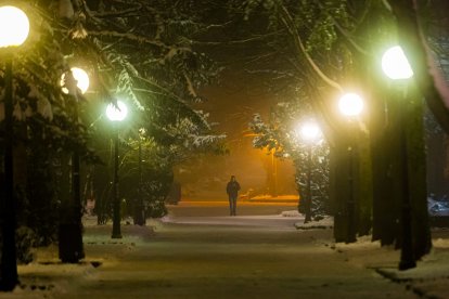 Los restos de nieve y la niebla coincidieron en la noche capitalina