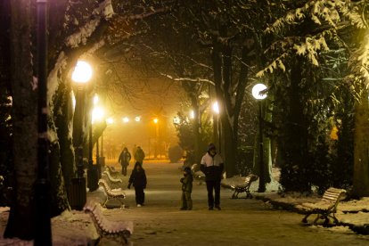 Los restos de nieve y la niebla coincidieron en la noche capitalina