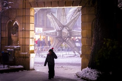 Los restos de nieve y la niebla coincidieron en la noche capitalina