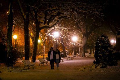 Los restos de nieve y la niebla coincidieron en la noche capitalina