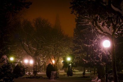 Los restos de nieve y la niebla coincidieron en la noche capitalina