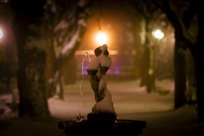 Los restos de nieve y la niebla coincidieron en la noche capitalina