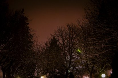 Los restos de nieve y la niebla coincidieron en la noche capitalina