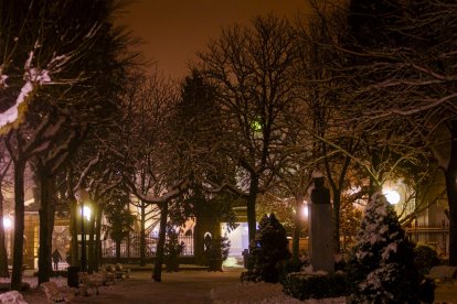 Los restos de nieve y la niebla coincidieron en la noche capitalina