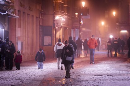 Los restos de nieve y la niebla coincidieron en la noche capitalina