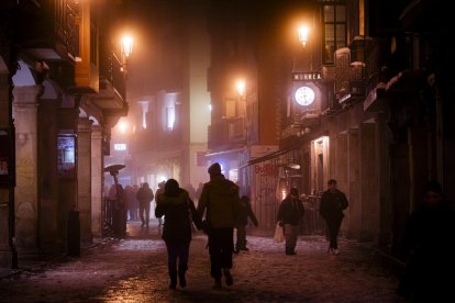 Los restos de nieve y la niebla coincidieron en la noche capitalina