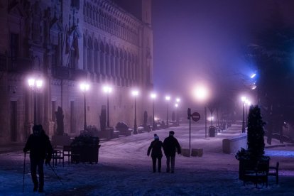 Los restos de nieve y la niebla coincidieron en la noche capitalina